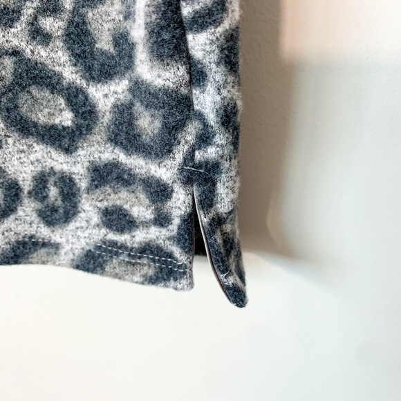 White House Black Market Gray Leopard Cozy V Neck Tunic Tank Top - Picture 3 of 7